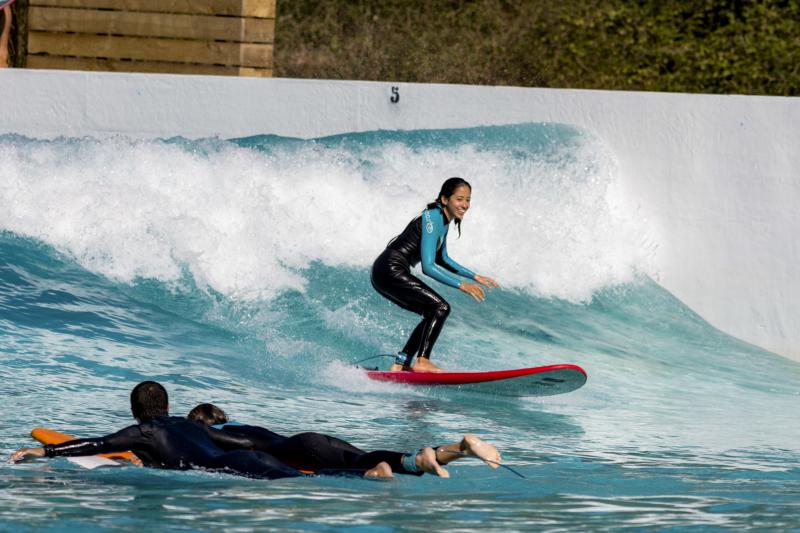 Two surfers in a wavegarden